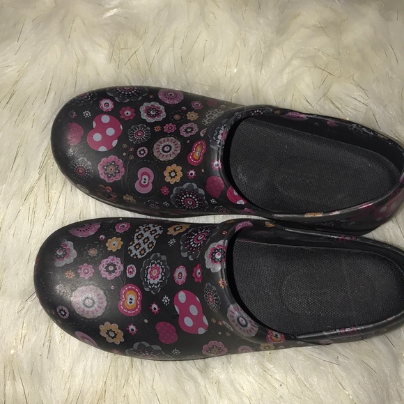 Women’s Clogs - Picture 2 of 4